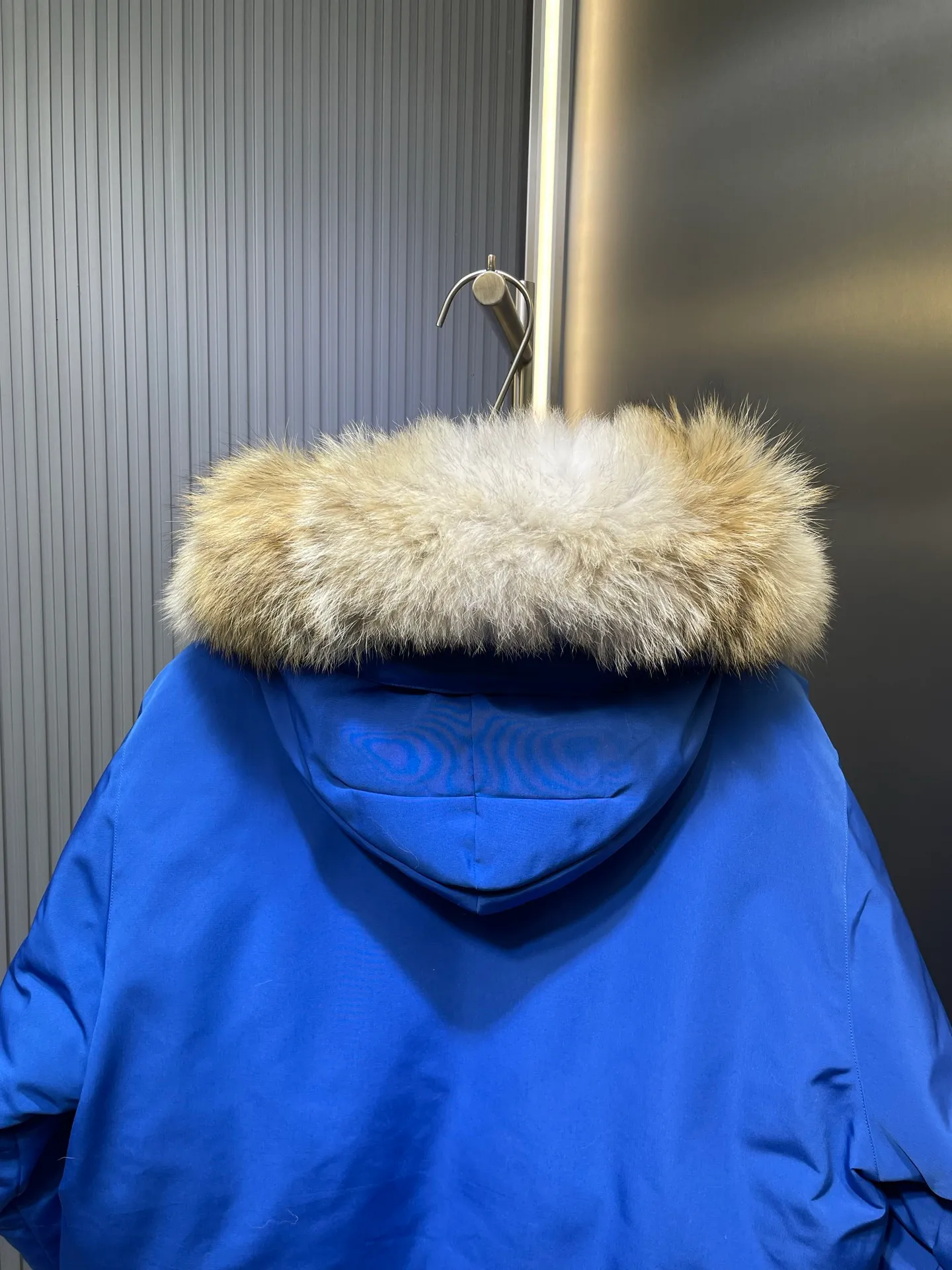 P910 special version 🌟 🇨🇦CANADA GOOES 24 new models 08 models/couple models Factory direct supply: supplying global purchasing agents, micro-business, entities, Tmall, high-end stalls and studio cooperation, free shipping! Canada Goose Expedition Parka 2008 is the same style for men and women. It is mid-length and the most timeless classic. All Arctic and Antarctic scientific expedition teams choose Canada Goose as their cold-proof equipment. It is the Rolls-Royce of down jackets. ➖ Industry-leading anti-counterfeiting chip sensing. ➖ Imported Behringer embroidery machines and customized embroidery labels, the highest level and industry leading. ➖ Imported Korean 21-count polyester-cotton blended original fabric, TC85 waterproof coated fabric, water-repellent, windproof and wear-resistant. ➖ The new national standard 80 white duck down is filled with an average of 520 grams of down. The amount of down filled is industry-leading. ➖ 100% nylon lining with double double-layer sealing design to prevent velvet running, and seamless thread design on the cuffs! ➖ Western Canadian Green Wolf Collar. ➖ Yoshida YKK provides original factory-customized electroplated sliders. YKK two-way lockable zippers are tight and smooth and do not peel off paint. ➖ 3M composite Velcro is durable and the accessories and hardware are all custom-made. Note: Our copywriting is only simple and clear. Instead of bragging about the copywriting, it is better to compare and understand with samples. Only for the purest goose, the most dedicated, the most professional, the highest quality, the highest cost performance!  Size:XS-XXL